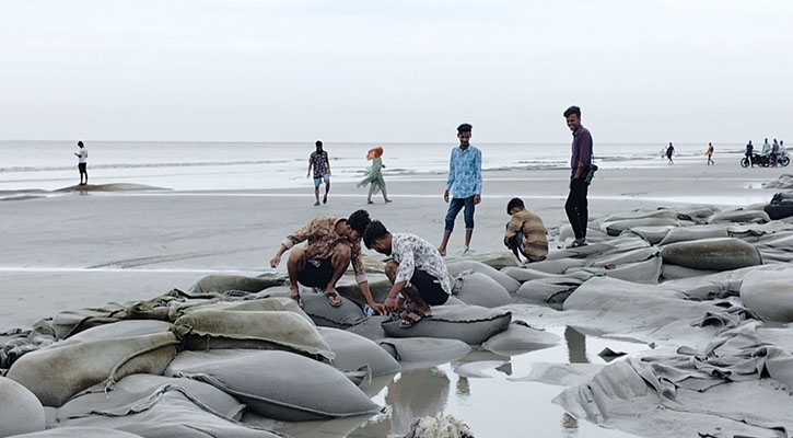 কুয়াকাটা সৈকতে মিলছে সোনাদানা-জিনিসপত্র!